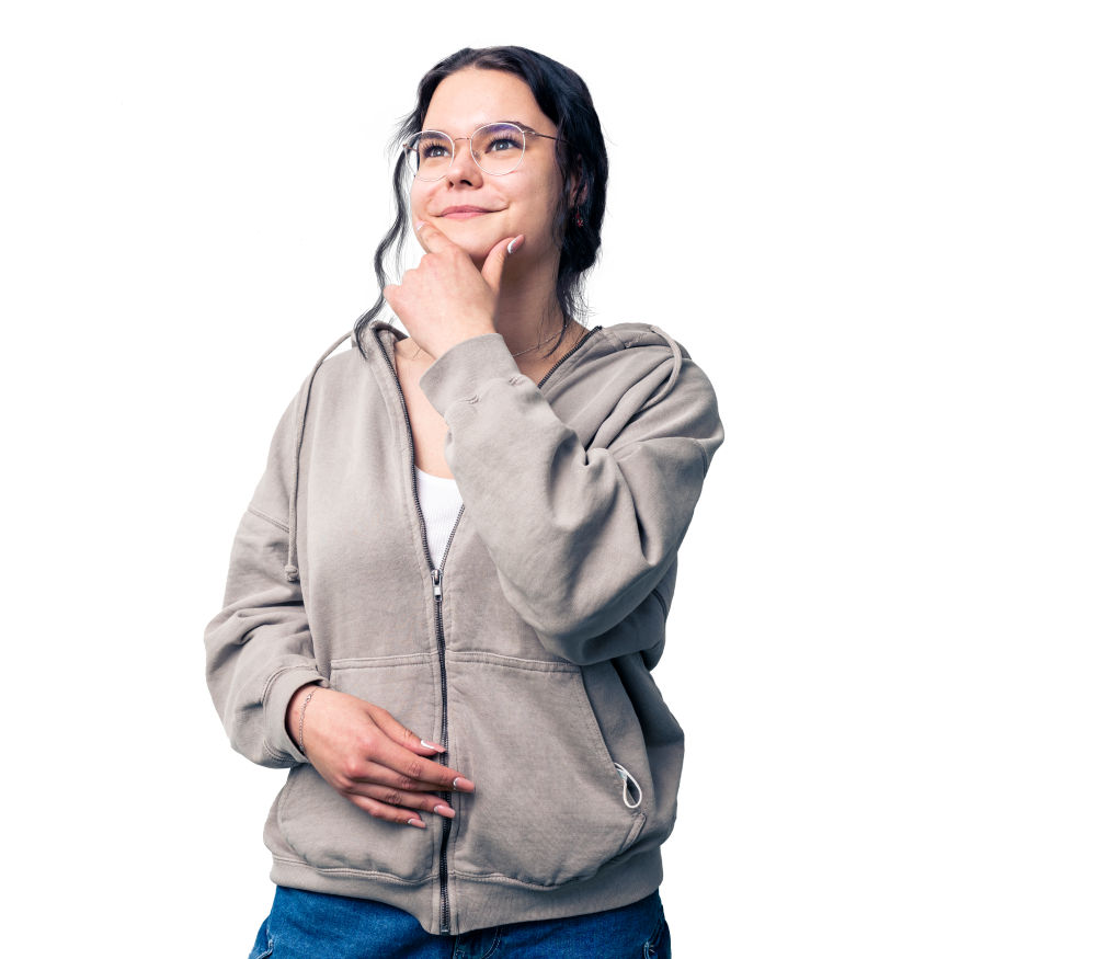Junge Frau mit Brille und grauem Hoodie, die nachdenklich mit der Hand am Kinn posiert.
