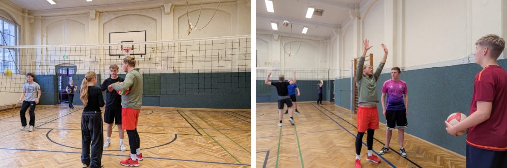 Eine Collage aus 2 nebeneinander angeordneten Fotos: Sportunterricht von Christian Kleinpeter am BSZ Dresden: Auf dem linken Bild erklärt der Sportlehrer einer Schülerin und einem Schüler eine Volleyballsituation am Netz. Auf dem rechten Bild demonstriert Kleinpeter zwei Schülern mit ausgestreckten Armen wie beim Volleyball gepritscht wird.