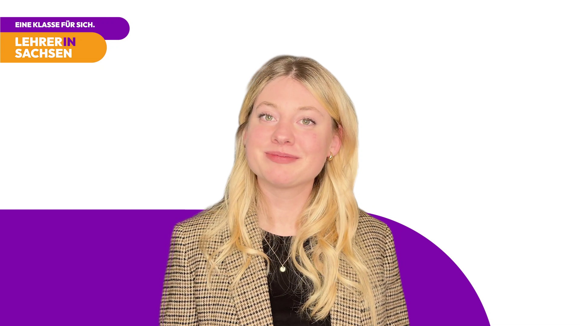 Unter dem Label von "Eine Klasse für sich. Lehrer In Sachsen" ist eine blonde Frau zu sehen.