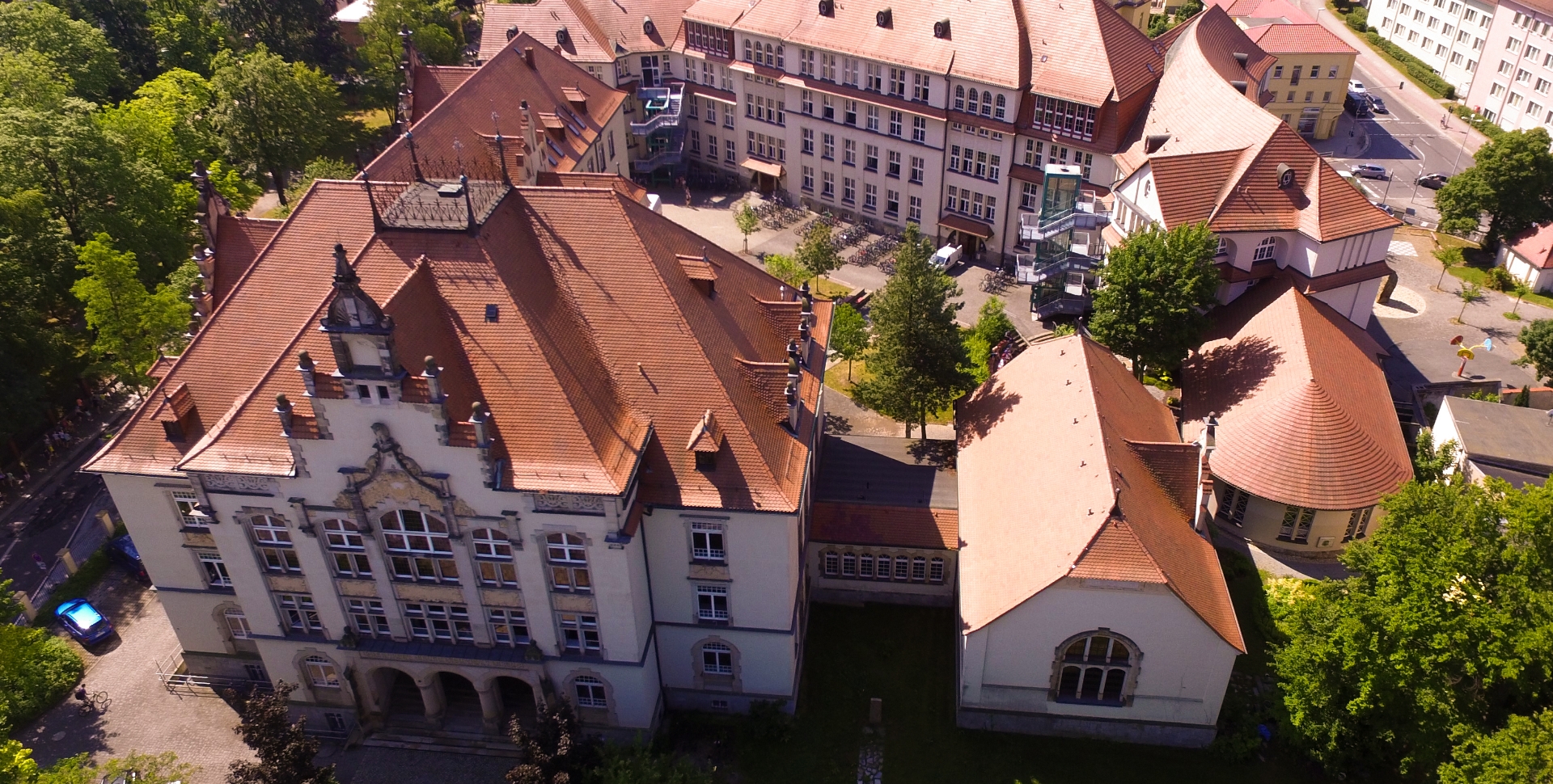 Blick aus der Vogelperspektive auf das Schulgelände des Schiller-Gymnasiums