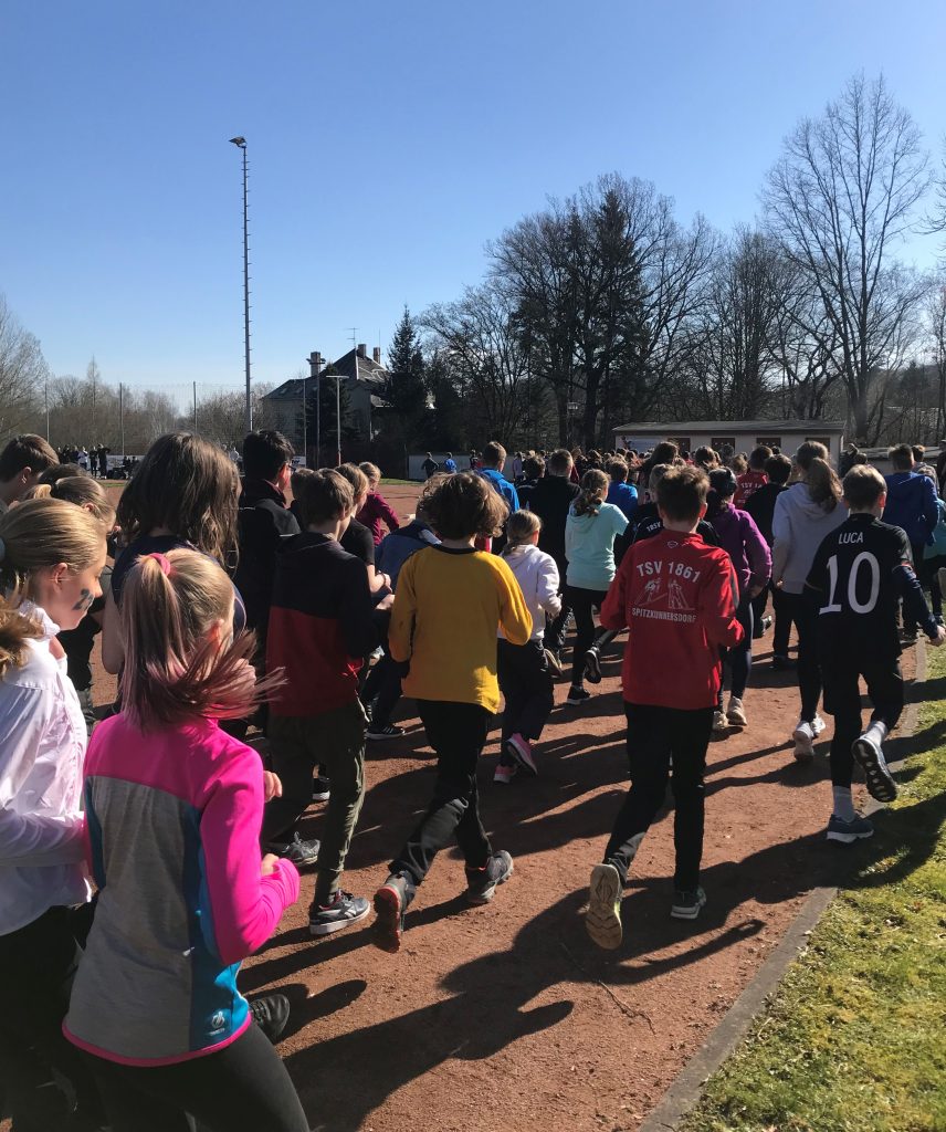 Die Schülerinnen und Schüler des Oberland-Gymnasiums Seifhennersdorf beim 'Lauf gegen den Hunger'