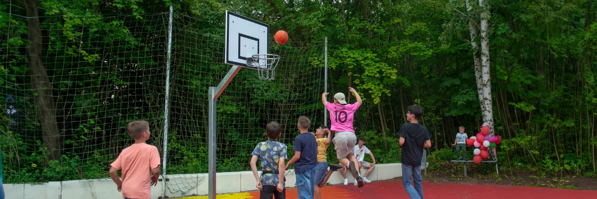 Jugendliche auf dem Schulhof in Hartha beim Basketballspielen