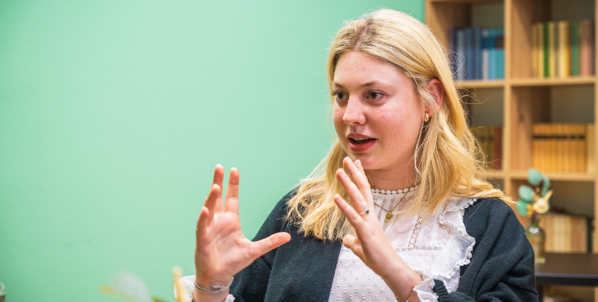Sonderpädagogikstudentin Lara Schreck gestikuliert mit den Händen um etwas zu erklären