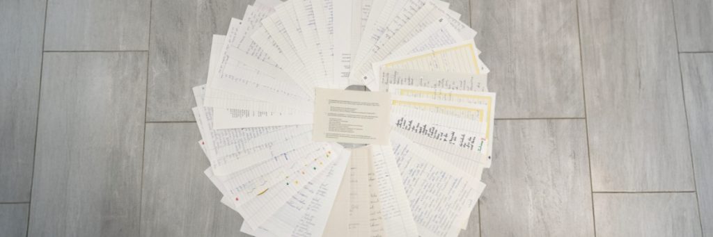 In einem Kreis aufgefächert liegen viele von Hand beschriebene Blätter, auf denen DaZ-Schülerinnen und Schüler einen Abschiedsbrief nach dem Ende ihrer DaZ-Zeit in der Klasse schreiben.