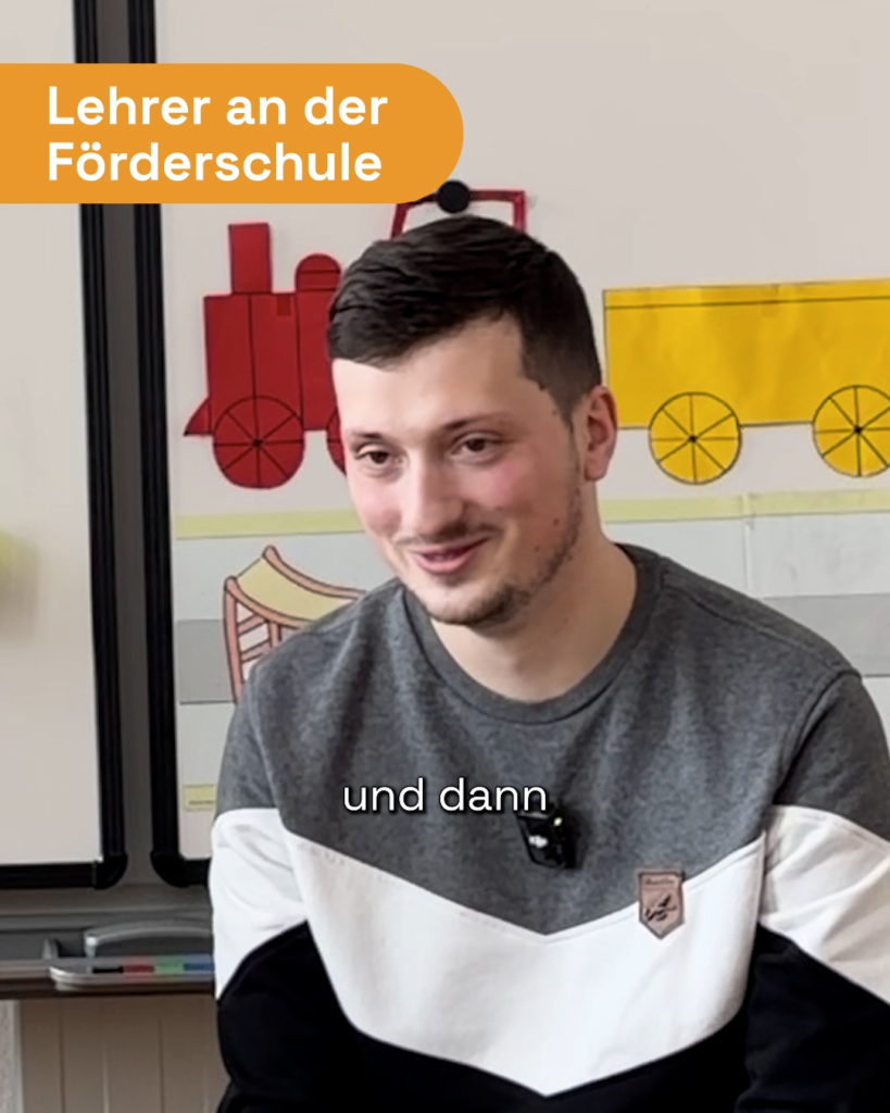 Mann in der Klasse mit kurzer Aussage „und dann.“ vor farbiger Wandgrafik, rechts gelbe Elemente, links orangefarbene Fläche und weiße Schrift „Lehrer an der Förderschule“.