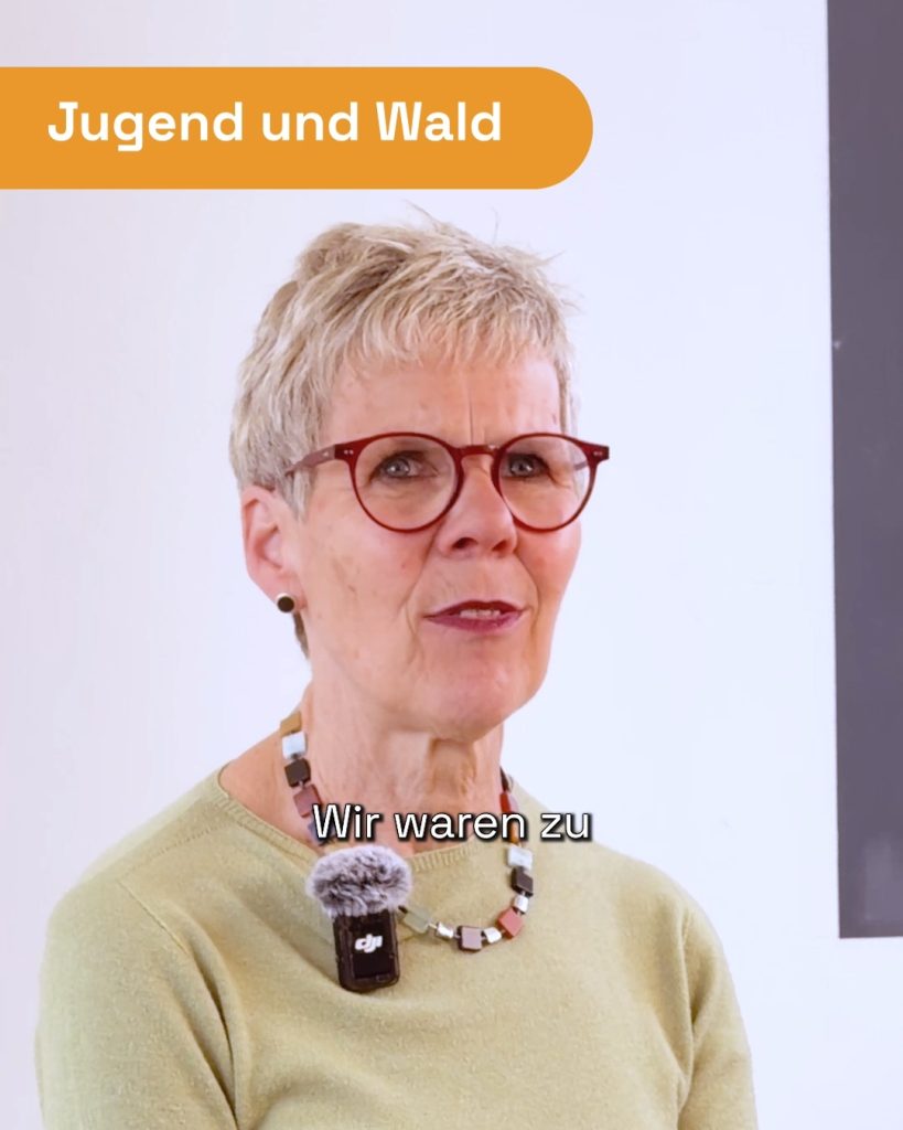 „Jugend und Wald“: Blondes Haar, rote Brille und grüner Pullover, dazu eine kurze Ansage auf dem Bild.