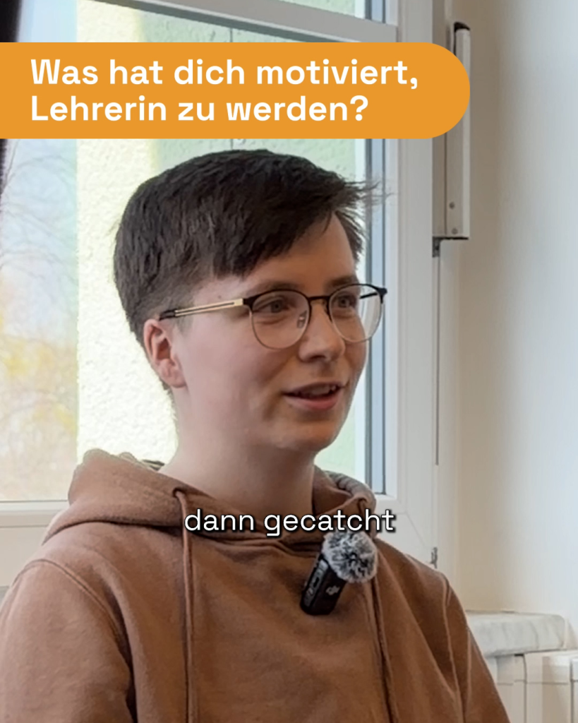 Orangefarbener Textmarker mit „Was hat dich motiviert, Lehrerin zu werden?“ neben Porträt einer Frau mit Brille und kurzem braunem Haar.