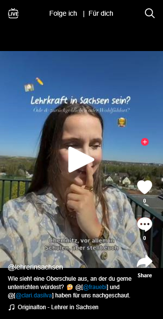 Eine junge Frau steht auf einem Balkon vor blauem Himmel, mit der Einblendung „Lehrkraft in Sachsen sein?“.