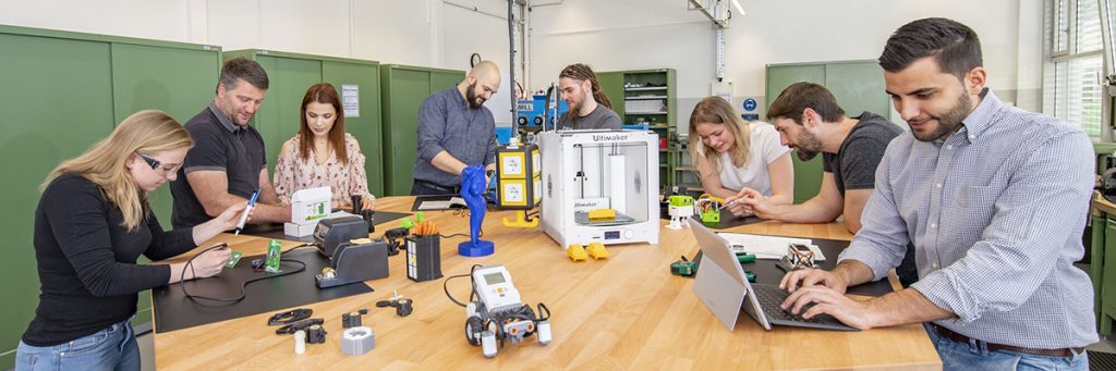 Studierende arbeiten gemeinsam an Robotik, Elektronik und 3D-Druck in der Schüler- und Studierendenwerkstatt der TU Chemnitz.