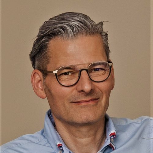 Dr. Frank Wehrmeister, Schulleiter am Beruflichen Schulzentrum „Julius Weisbach“, mit Brille und grauen Haaren, lächelt in die Kamera.